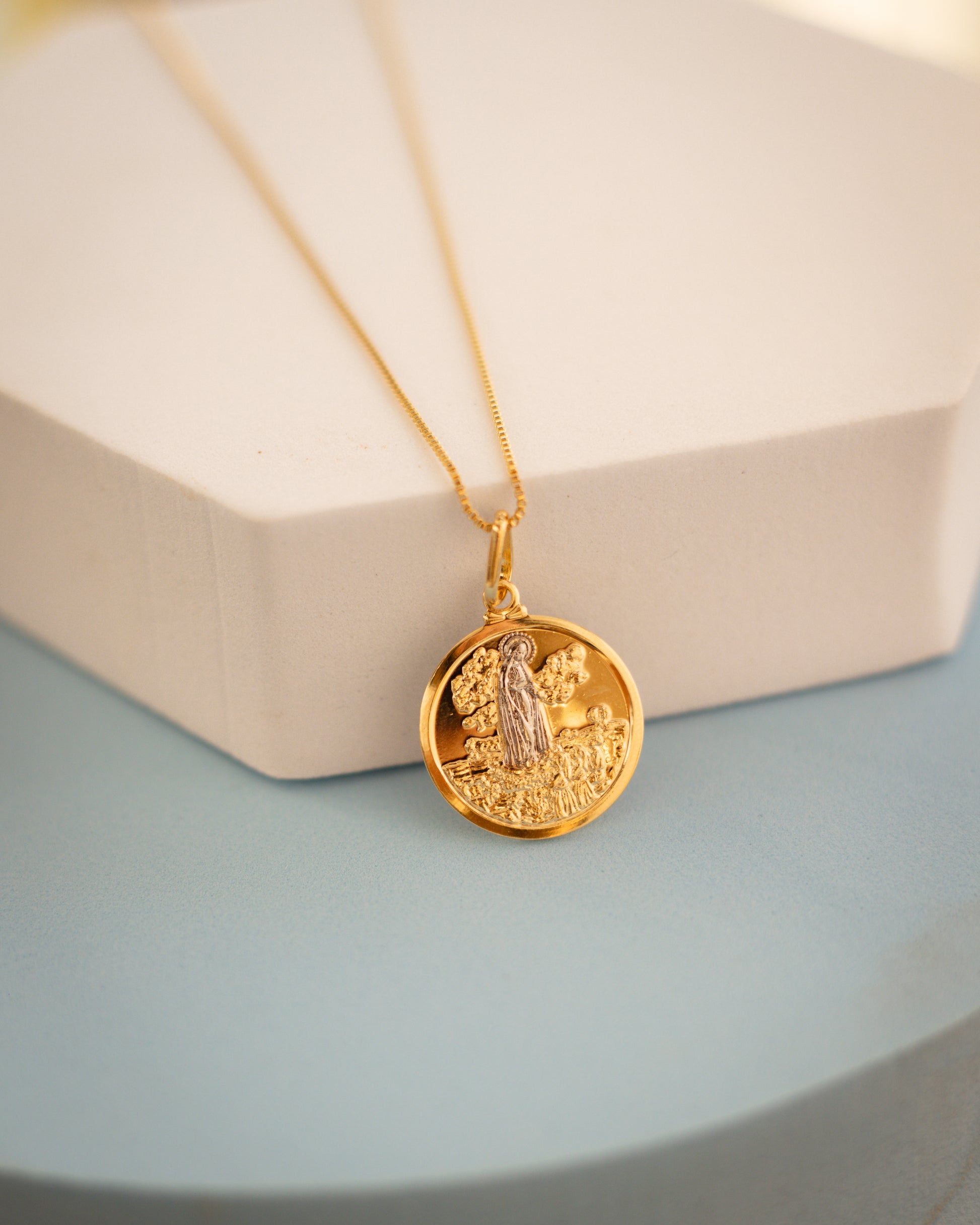 Colar Medalha Nossa Senhora de Fátima - folheado a ouro com detalhe ouro ródio.