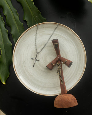 KIT: Colar Crucifixo + Crucifixo de madeira de mesa