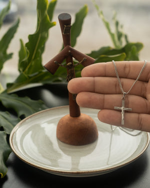 KIT: Colar Crucifixo + Crucifixo de madeira de mesa